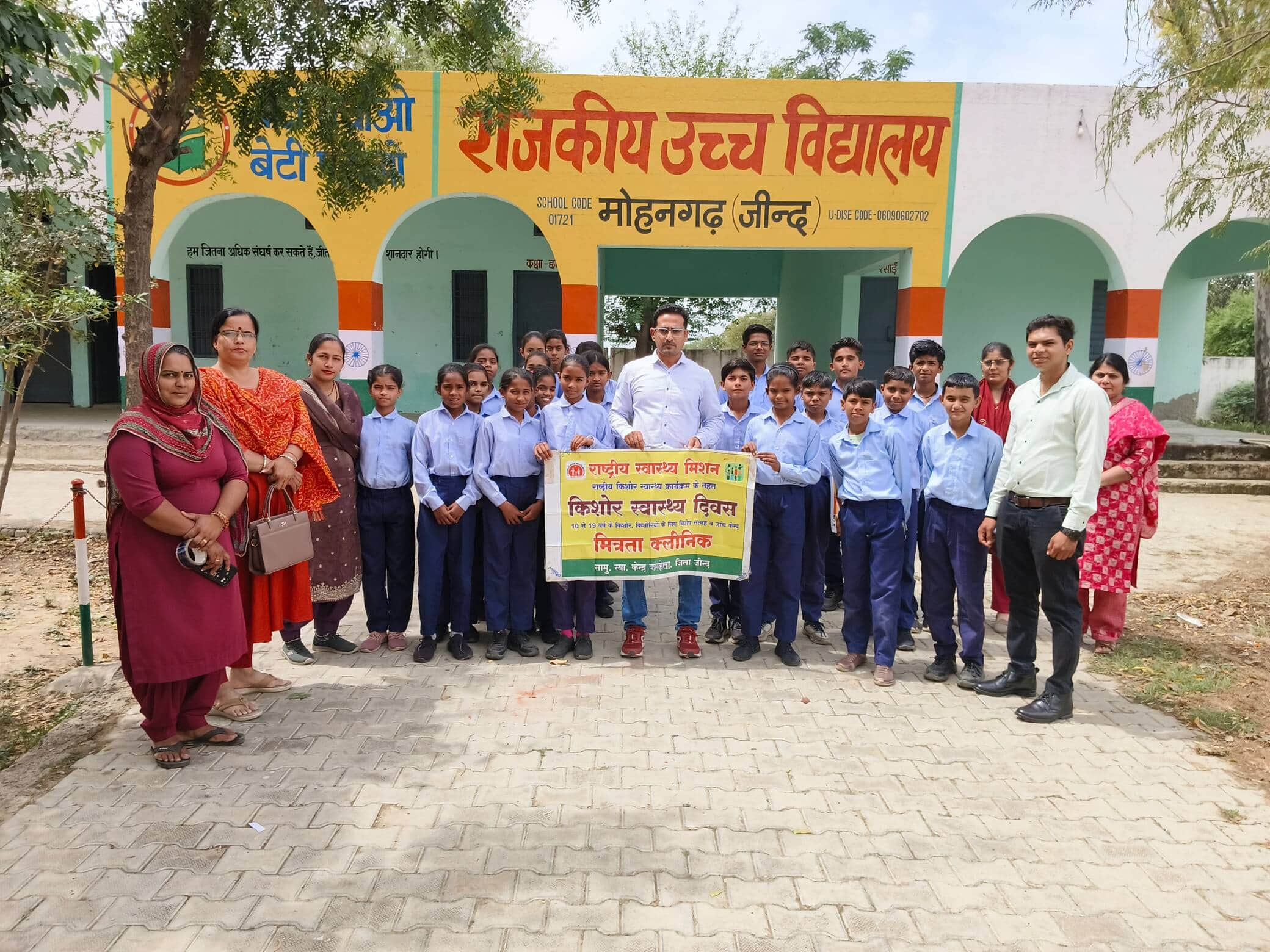 01जेएनडी03: राजकीय उच्च विद्यालय मोहनगढ़ स्वास्थ्य जागरूकता में मौजूद डॉ.अमन और अन्य। स्रोत संस