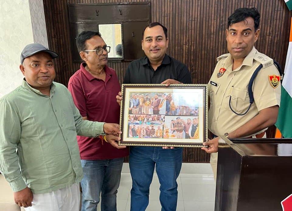 01जेएनडी04: एसपी कुलदीप सिंह काे सम्मानित  करते हुए संस्था अध्यक्ष राजकुमार भोला और अन्य। स्रोत