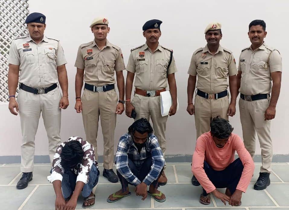 01जेएनडी05-पुलिस गिरफ्त में ग्रिल चोरी करने के तीन आरोपी। स्रोत पुलिस