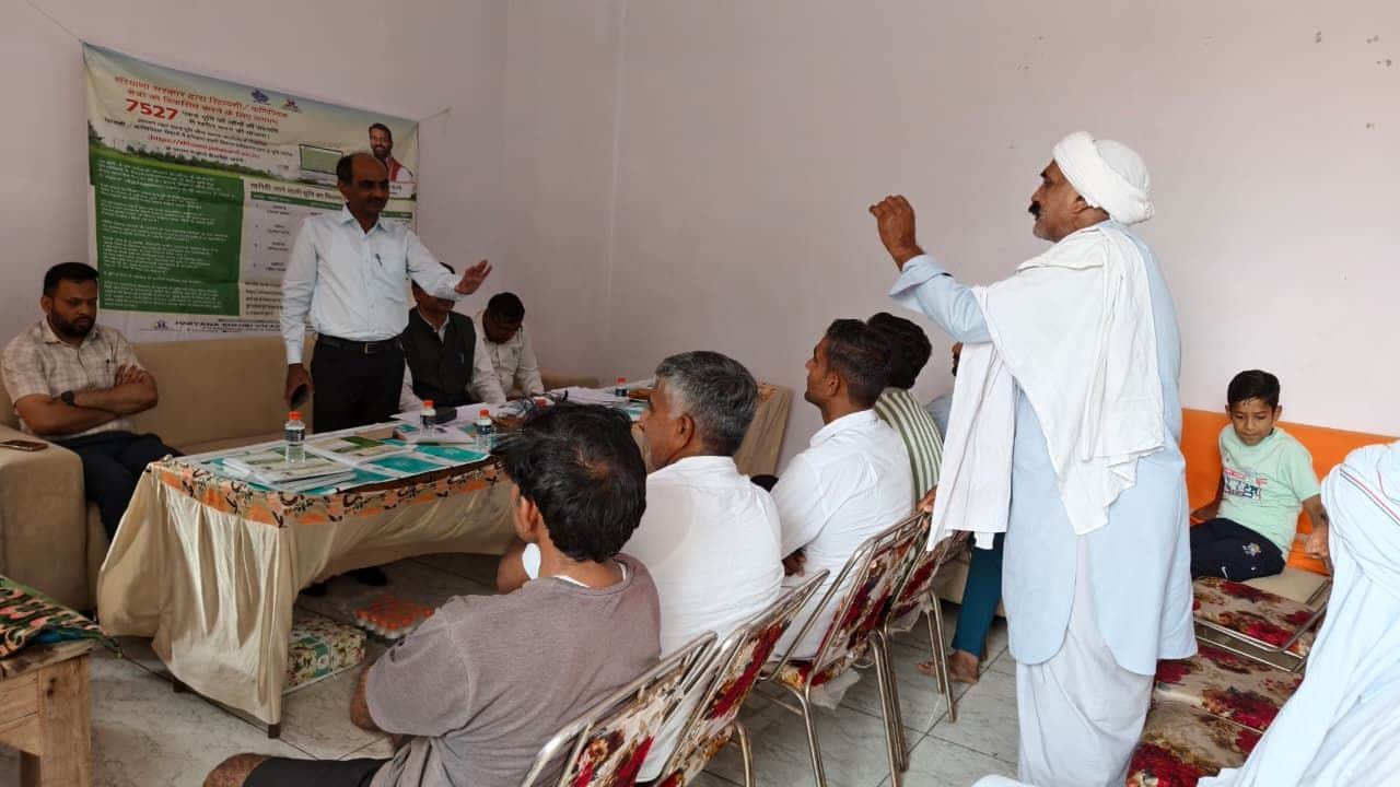 01जेएनडी06: ग्रामीणों को जानकारी देते हुए संपदा अधिकारी सत्यवान सिंह मान। संवाद