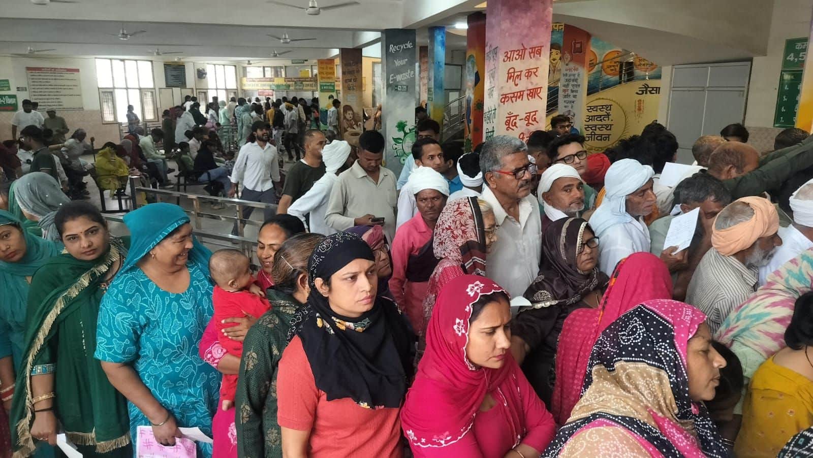 01जेएनडी10: नागरिक अस्पताल की दवा खिड़की पर लगी मरीजों की भीड़। संवाद