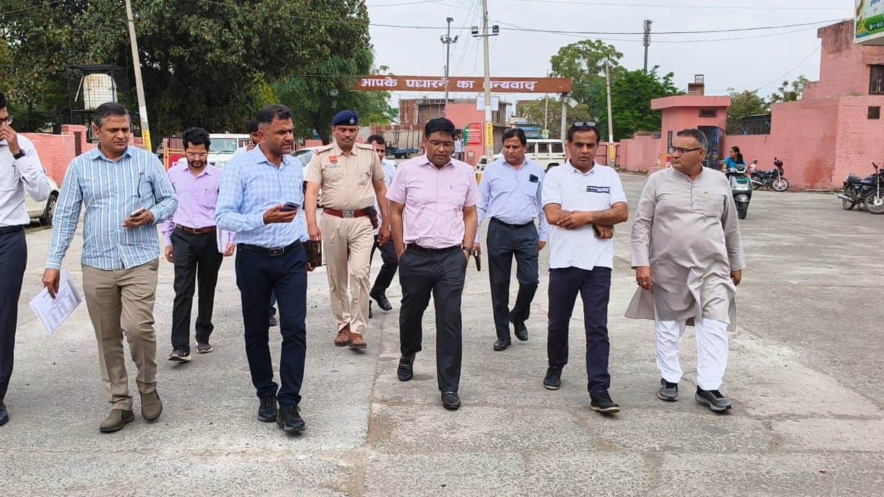 01जेएनडी11: अनाज मंडी का निरीक्षण करते डीसी मोहम्मद इमरान रजा और अन्य। स्रोत प्रशासन