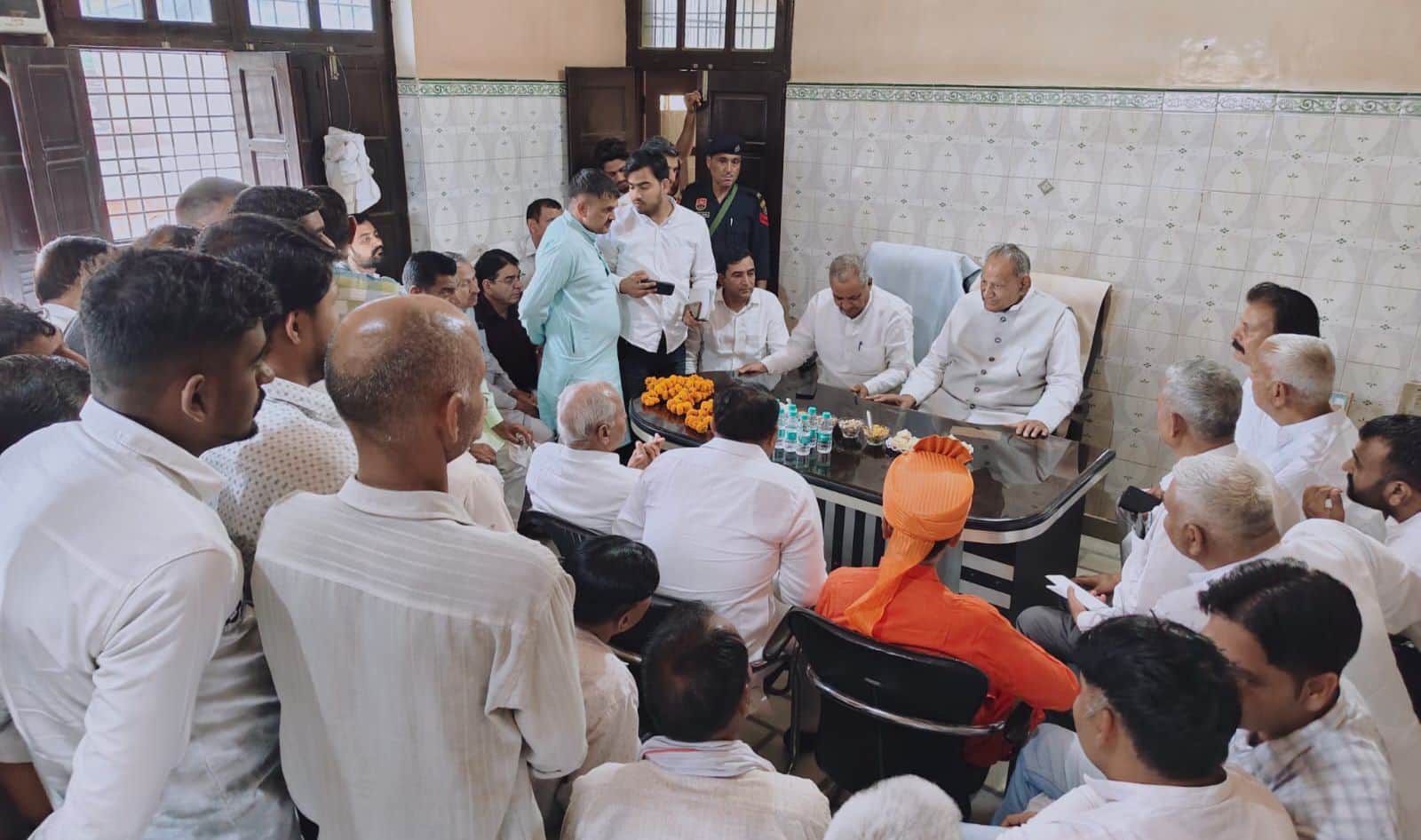 01जेएनडी15: पिल्लूखेड़ा में लोगों की समस्याएं सुनते विधायक रामकुमार गौतम। स्रोत प्रशासन