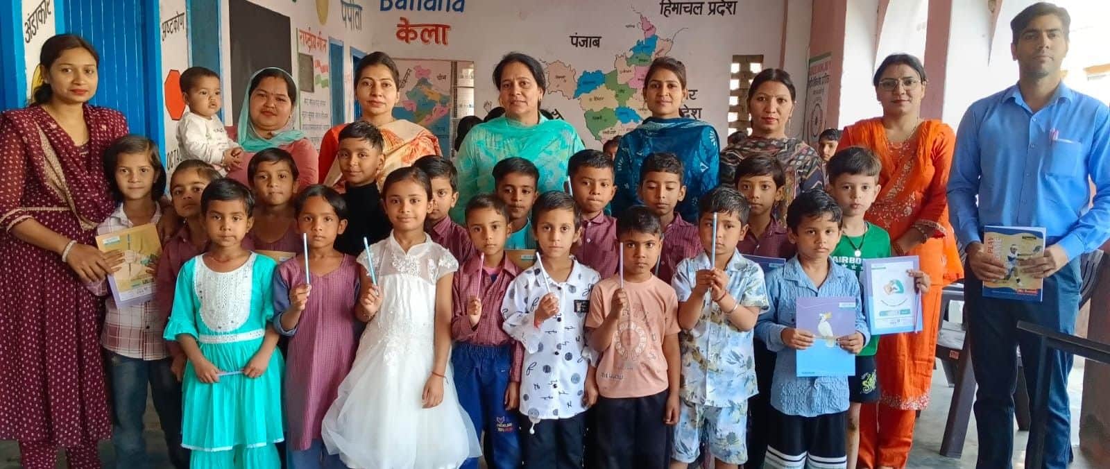 01जेएनडी17: मेगा पीटीएम के दौरान बच्चाें को पेंसिल देकर सम्मानित करते हुए स्कूल सदस्य। संवाद