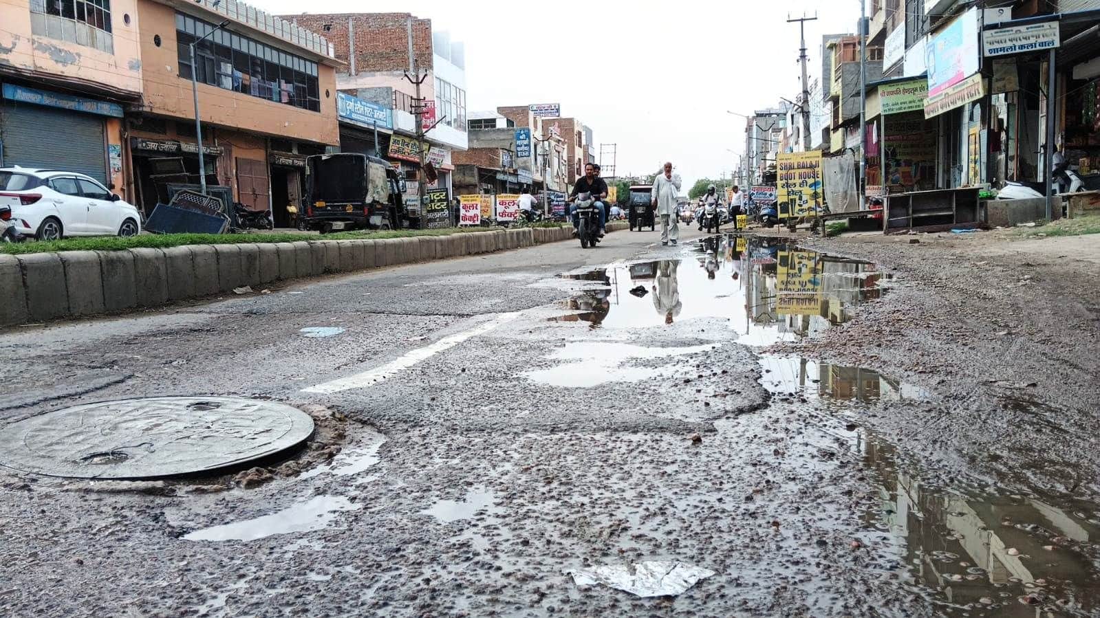 01जेएनडी19: रोहतक रोड की टूटी हुई सड़क जहां पानी भरा हुआ है। स्रोत संगठन