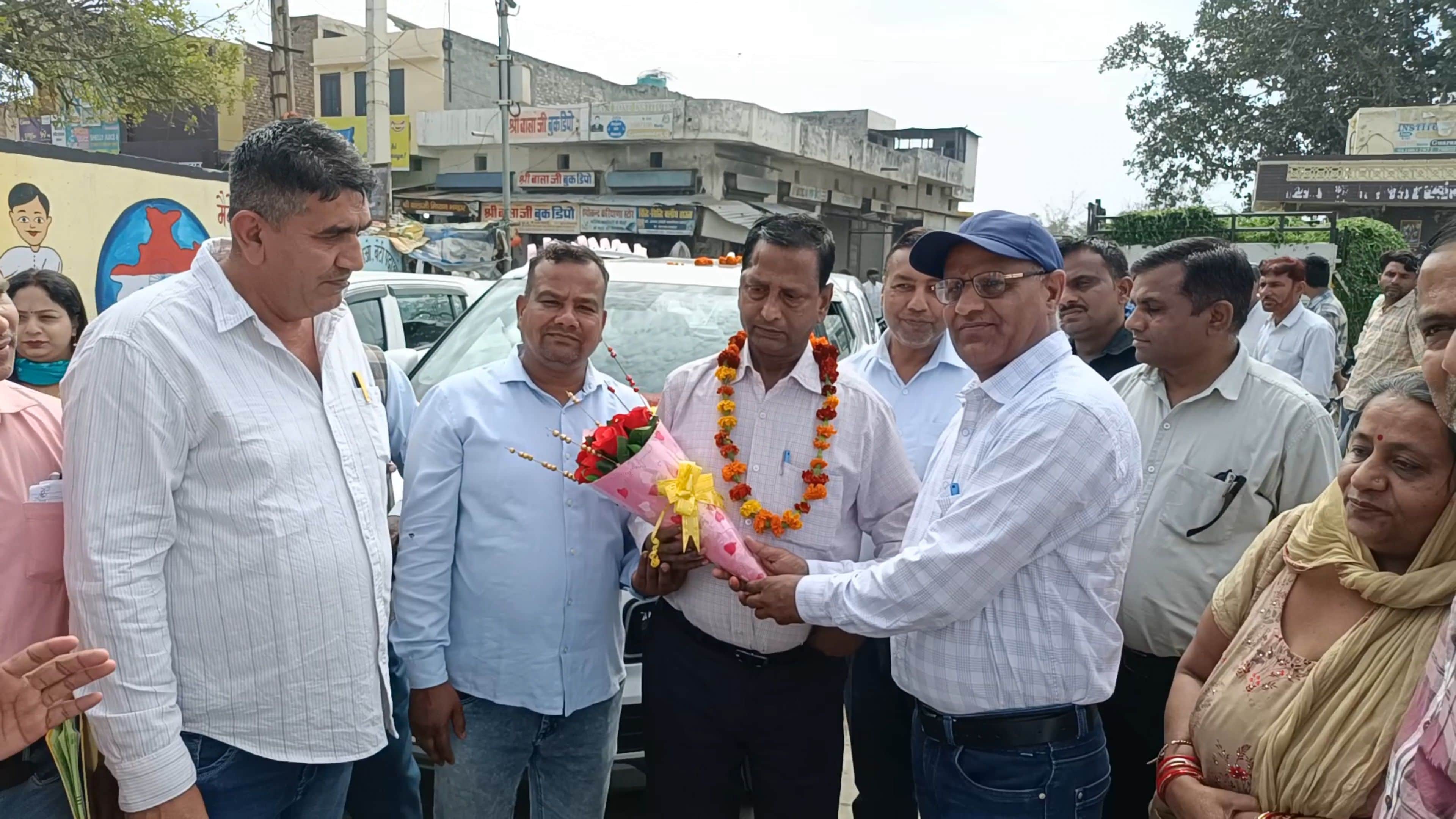 01जेएनडी21: बीईओ ओमप्रकाश आर्य का स्वागत करते हुए। स्रोत संस्थान