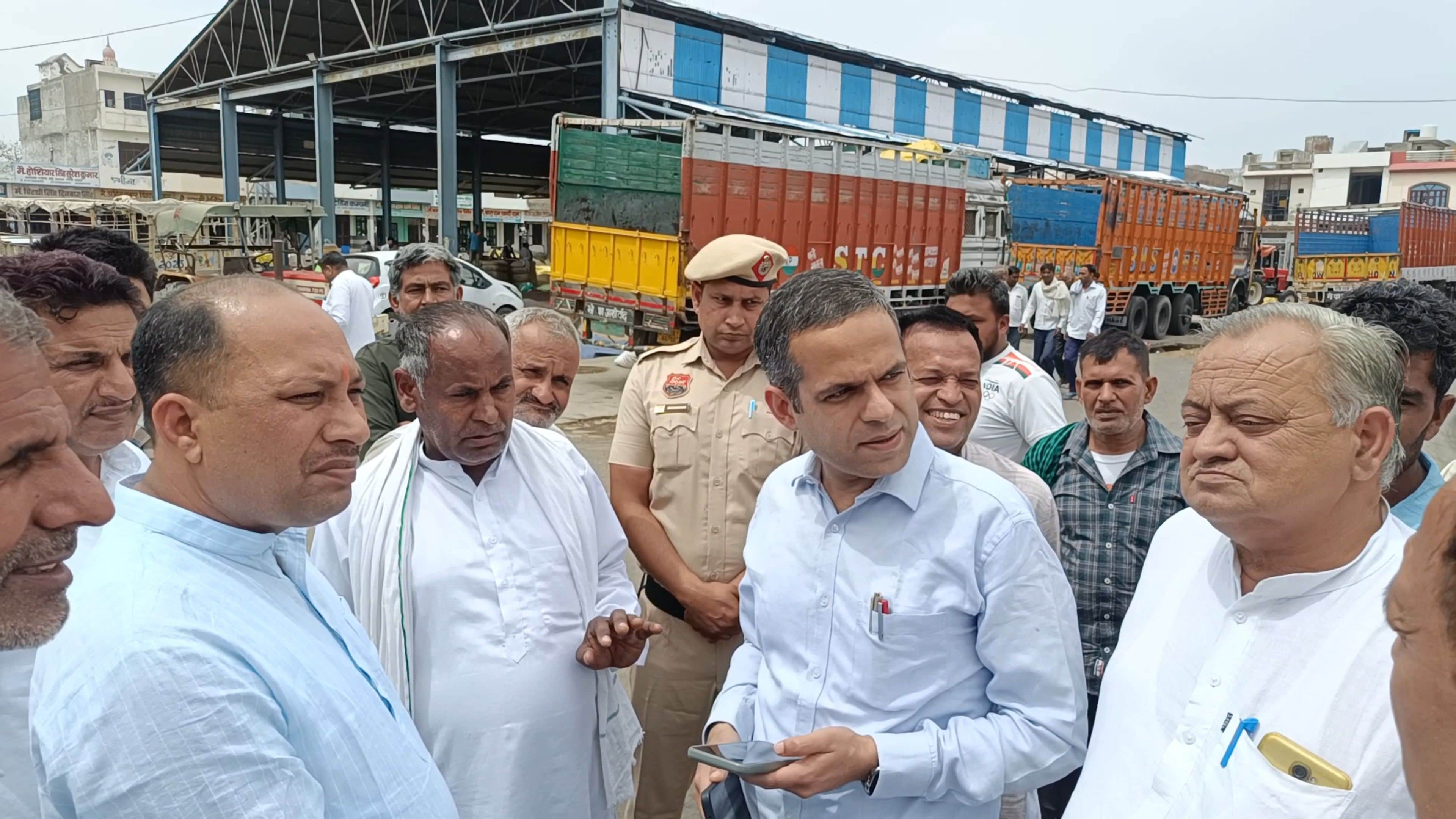 01जेएनडी24: कपास मंडी में गेहूं की खरीद को लेकर निरीक्षण करने पहुंचे एसडीएम रमित यादव एवं मार्क