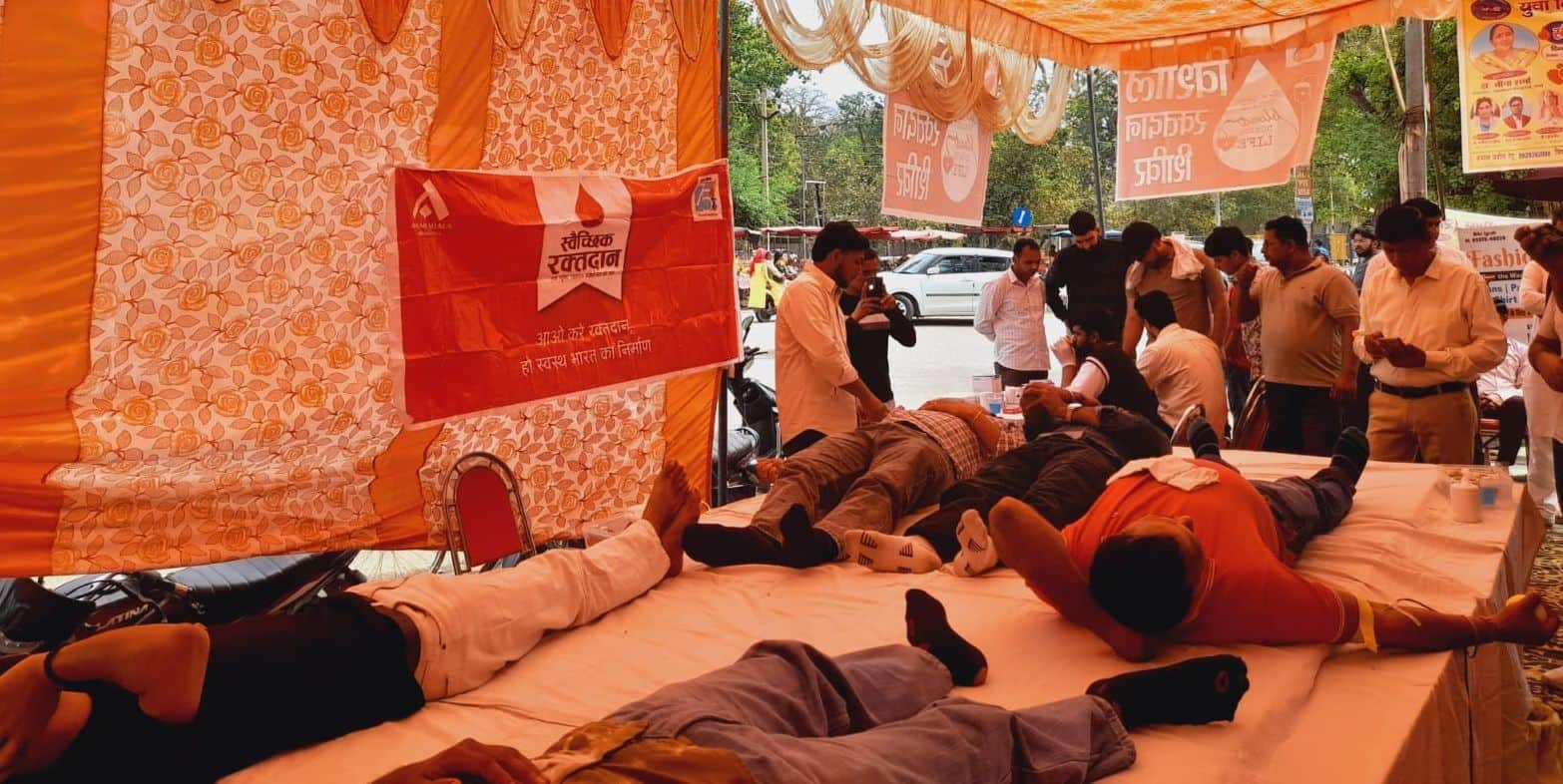 01जेएनडी28: अमर उजाला फाउंडेशन के रक्तदान शिविर में रक्तदाताओं को बैज लगाकर सम्मानित करते हुए 