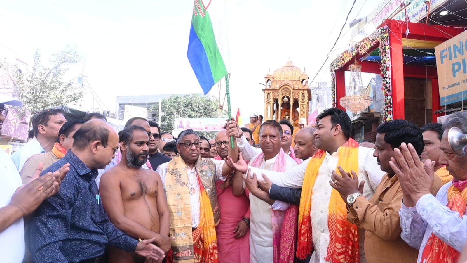 02-भगवान महावीर स्वामी जन्म कल्याणक महोत्सव पर शहर में निकली रथ यात्रा को झंडी दिखाकर रवाना करत