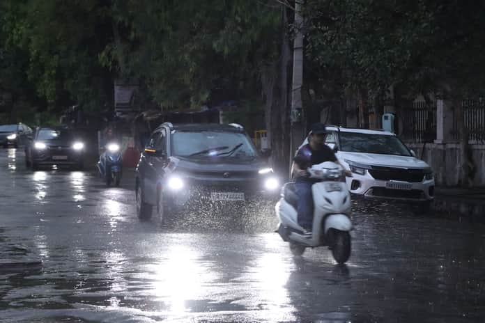 13-रोहतक में मंगलवार को हुई बूंदा बांदी के दौरान अपने गंतव्य की ओर जाते वाहन। संवाद