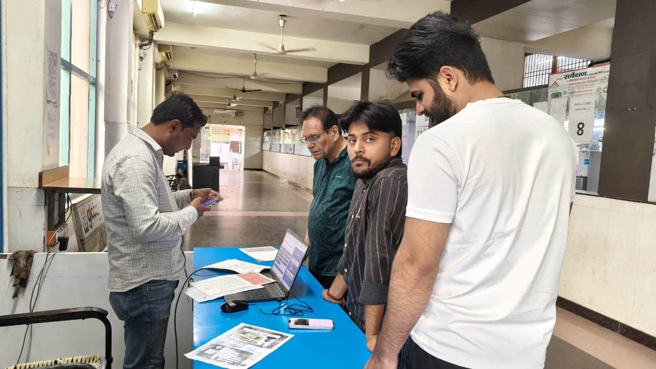 23-नगर निगम कार्यालय में संपत्तिकर से संबंधित कार्य करते हुए कर्मचारी। स्रोत : निगम