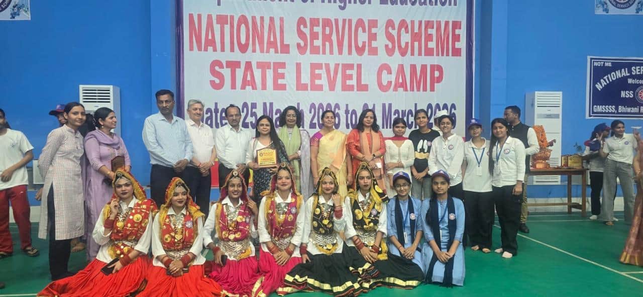 27- एसआरएस स्कूल में एनएसएस शिविर के समापन अवसर पर स्वंयसेवकों को सम्मानित करते डॉ. पवन शर्मा,