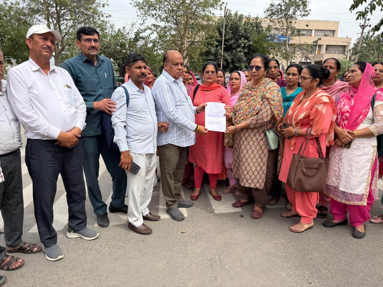 अधिकारी को ज्ञापन सौपती आंगनवाड़ी वर्कर एवं हैल्पर यूनियन ने जिला प्रधान रूपा राणा और अन्य। स्