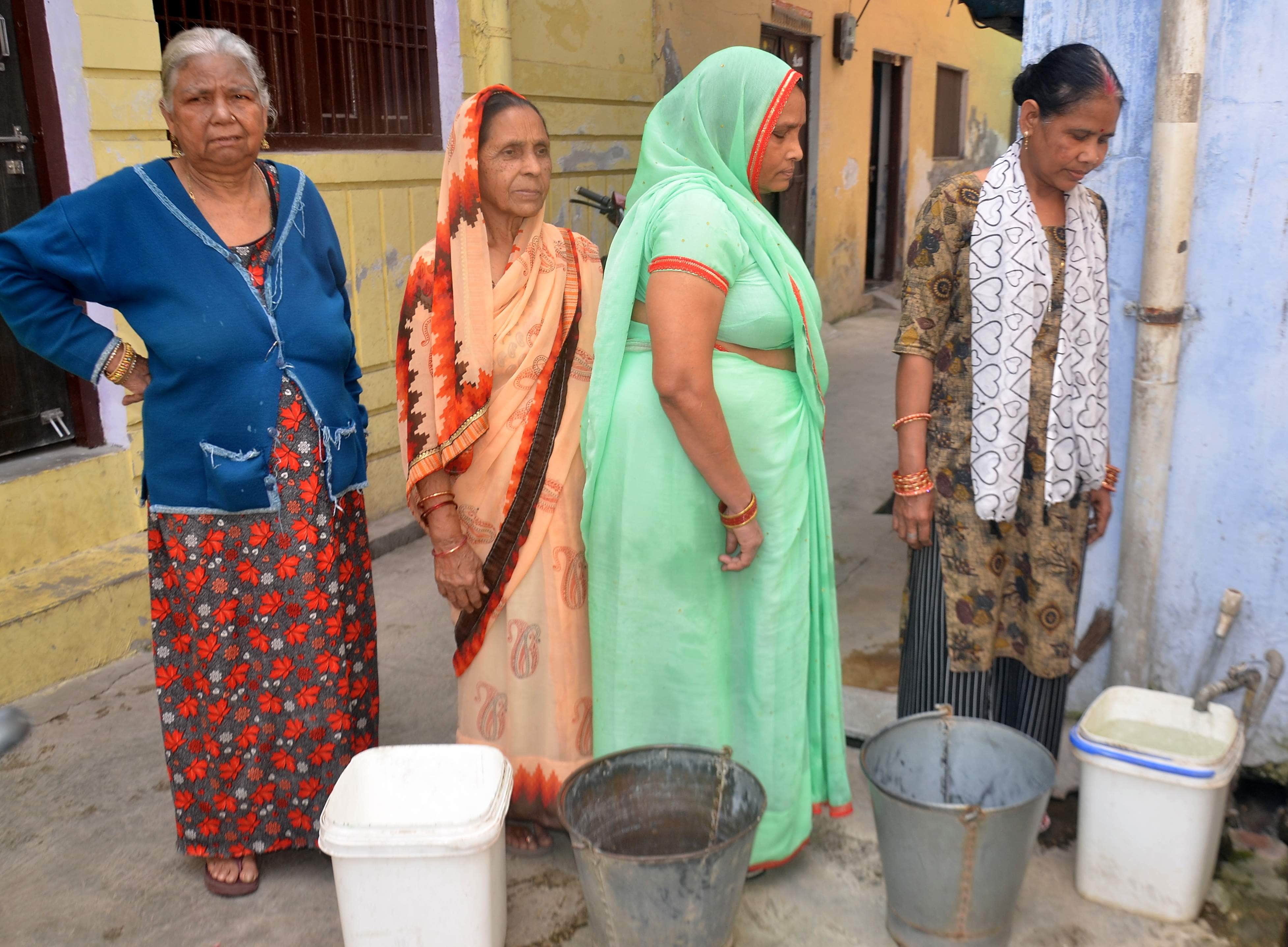 आर्यनगर कॉलोनी में लाइन लगाकर पानी भरती महिलाएं। संवाद