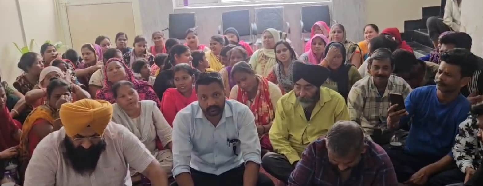 अंबाला छावनी के नगर परिषद कार्यालय में धरने पर बैठे वार्ड पार्षद व स्थानीय निवासी। संवाद