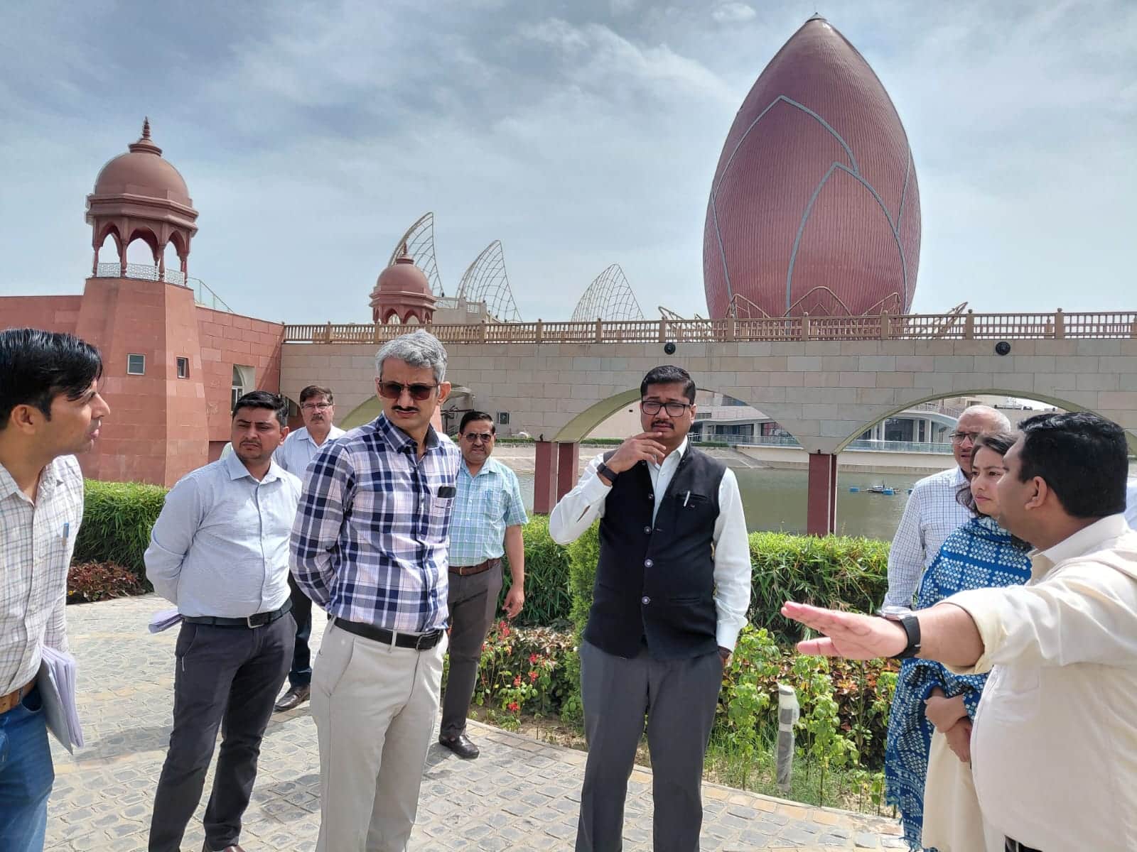 अंबाला छावनी में निर्माणाधीन शहीदी स्मारक का निरीक्षण करते महानिदेशक के. मकरंद पांडुरंग। प्रवक्