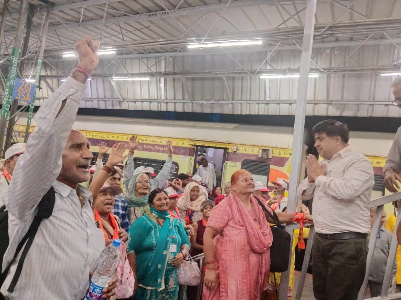 अंबाला छावनी रेलवे स्टेशन पर अयोध्या से वापिस लौटे श्रद्धालुओं का स्वागत करते डीपीआरओ। प्रवक्ता