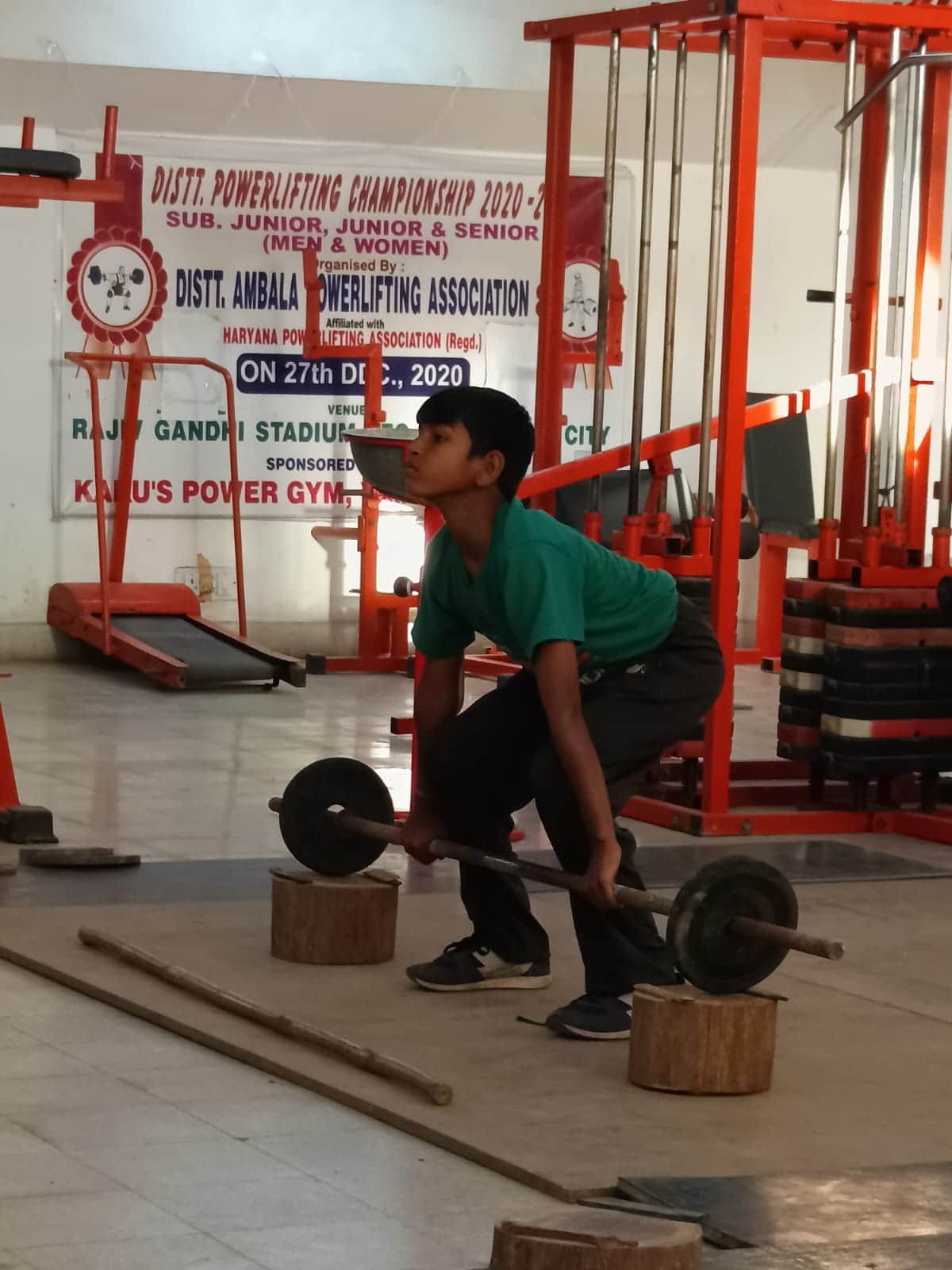 अंबाला कैंट के स्टेडियम में वेटलिफ्टिंग के ट्रायल में हिस्सा लेता हुआ खिलाड़ी: स्वयं