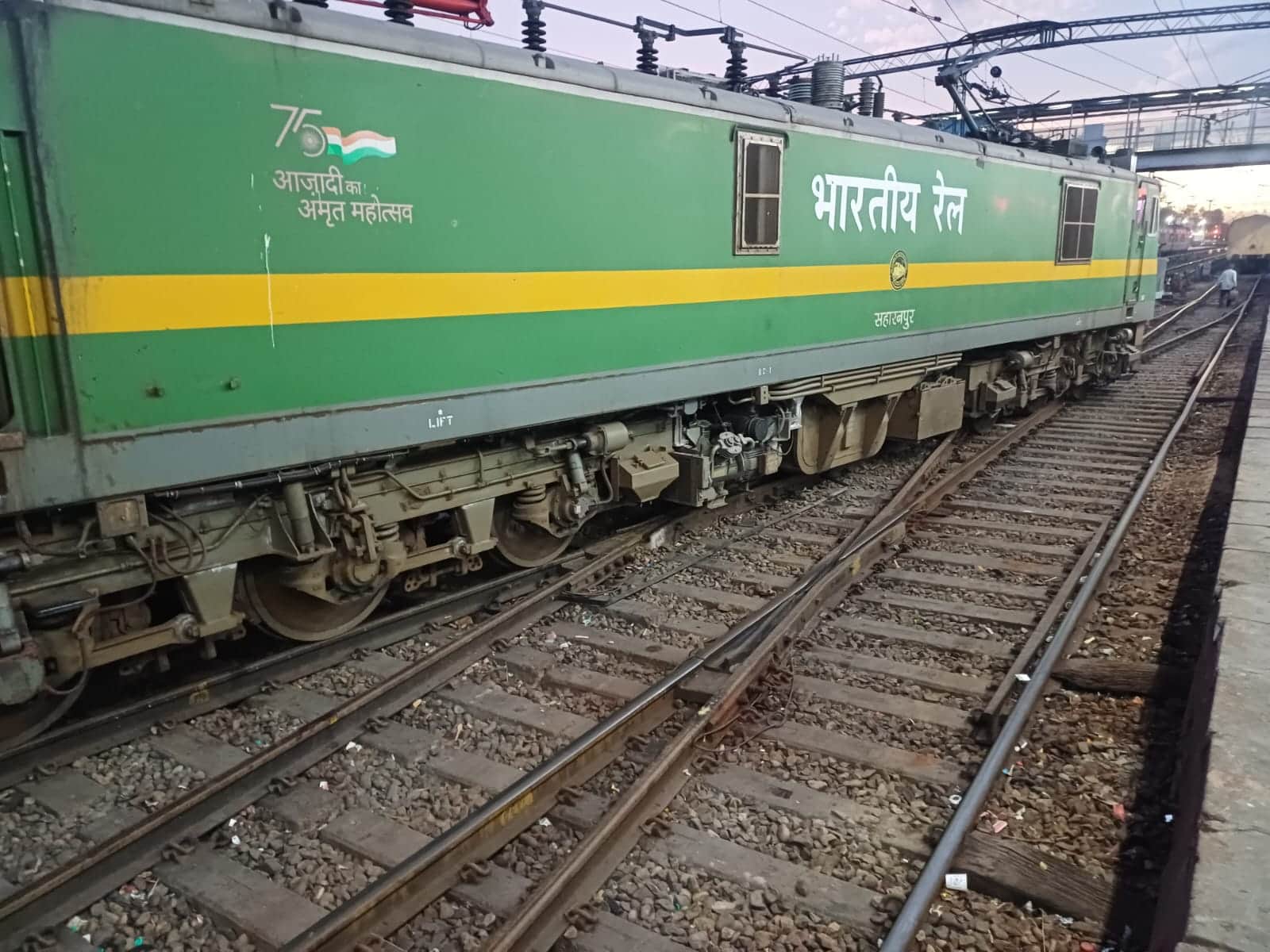 अंबाला कैंट रेलवे स्टेशन की लाइन नंबर चार व पांच के बीच बेपटरी हुआ रेल इंजन। फाइल फोटो