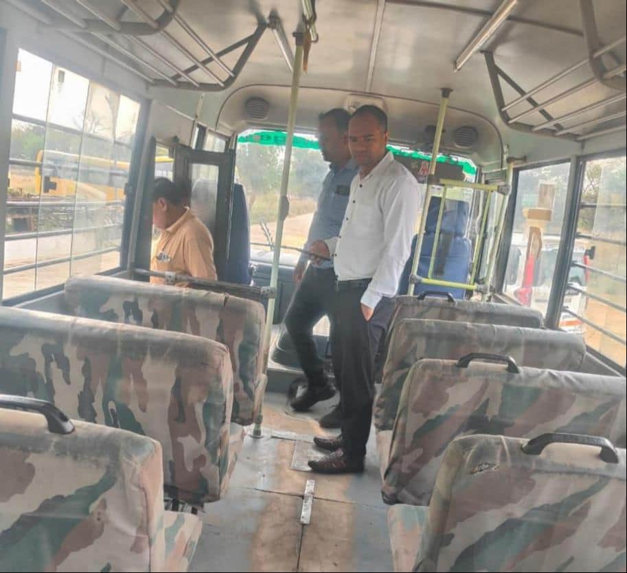 अलीगंज क्षेत्र में स्कूल बस का निरीक्षण करते एआरटीओ सत्येंद्र सिंह। संवाद