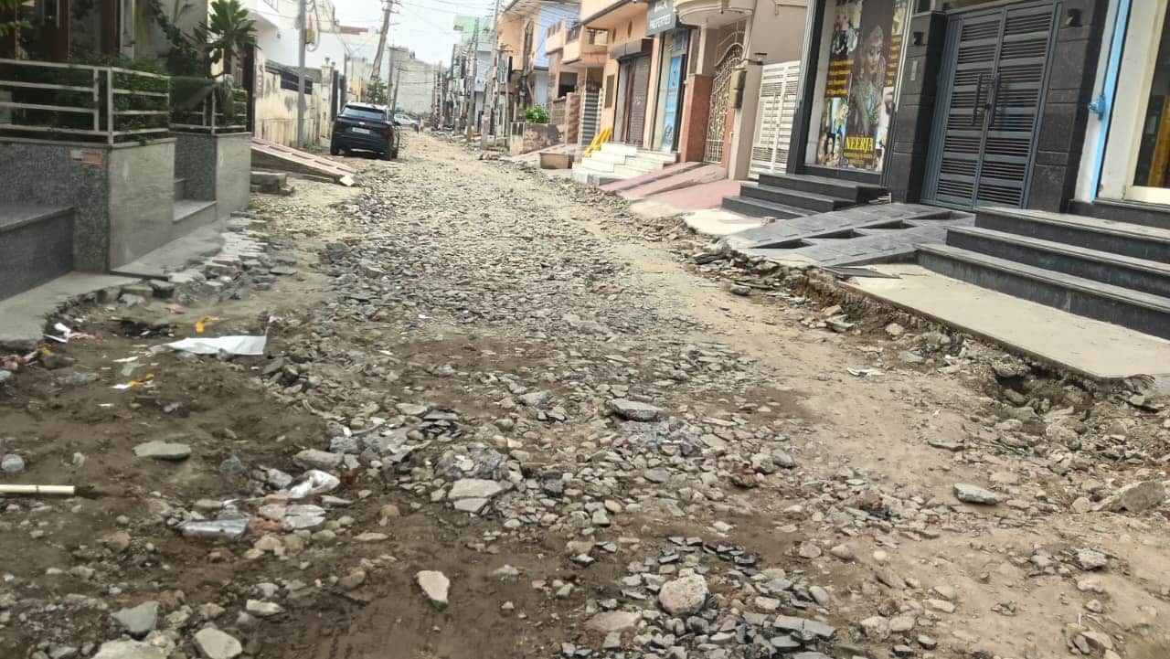 अमरगढ़ कालोनी में  सड़क का दृश्य