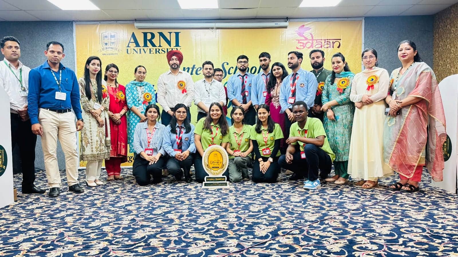 अरनी विश्वविद्यालय में विभिन्न प्रतियोगिताओं में विजेता प्रतिभागी स्टाफ के साथ। -स्रोत : विश्व