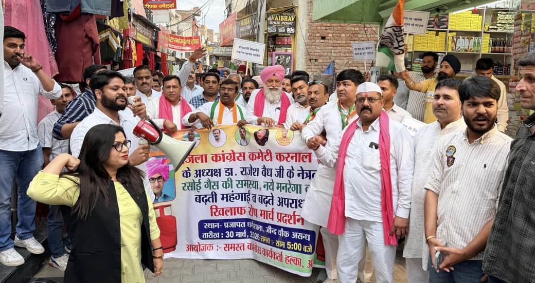 असंध महंगाई और रसोई गैस की किल्लत के खिलाफ प्रदर्शन करते कांग्रेस कार्यकर्ता। संवाद