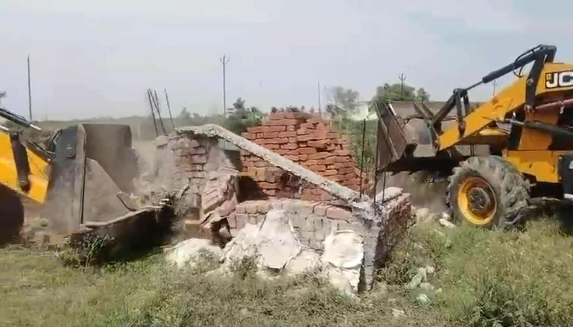 अधिकृत कालोनियों को ध्वस्त करता प्राधिकरण का बुलडोजर। स्रोत : प्राधिकरण