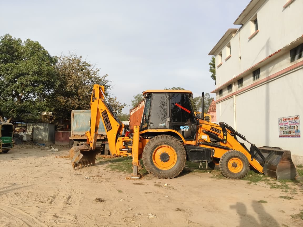 Two JCB Machines and Two Dumpers Seized in Illegal Mining Crackdown in Meerut