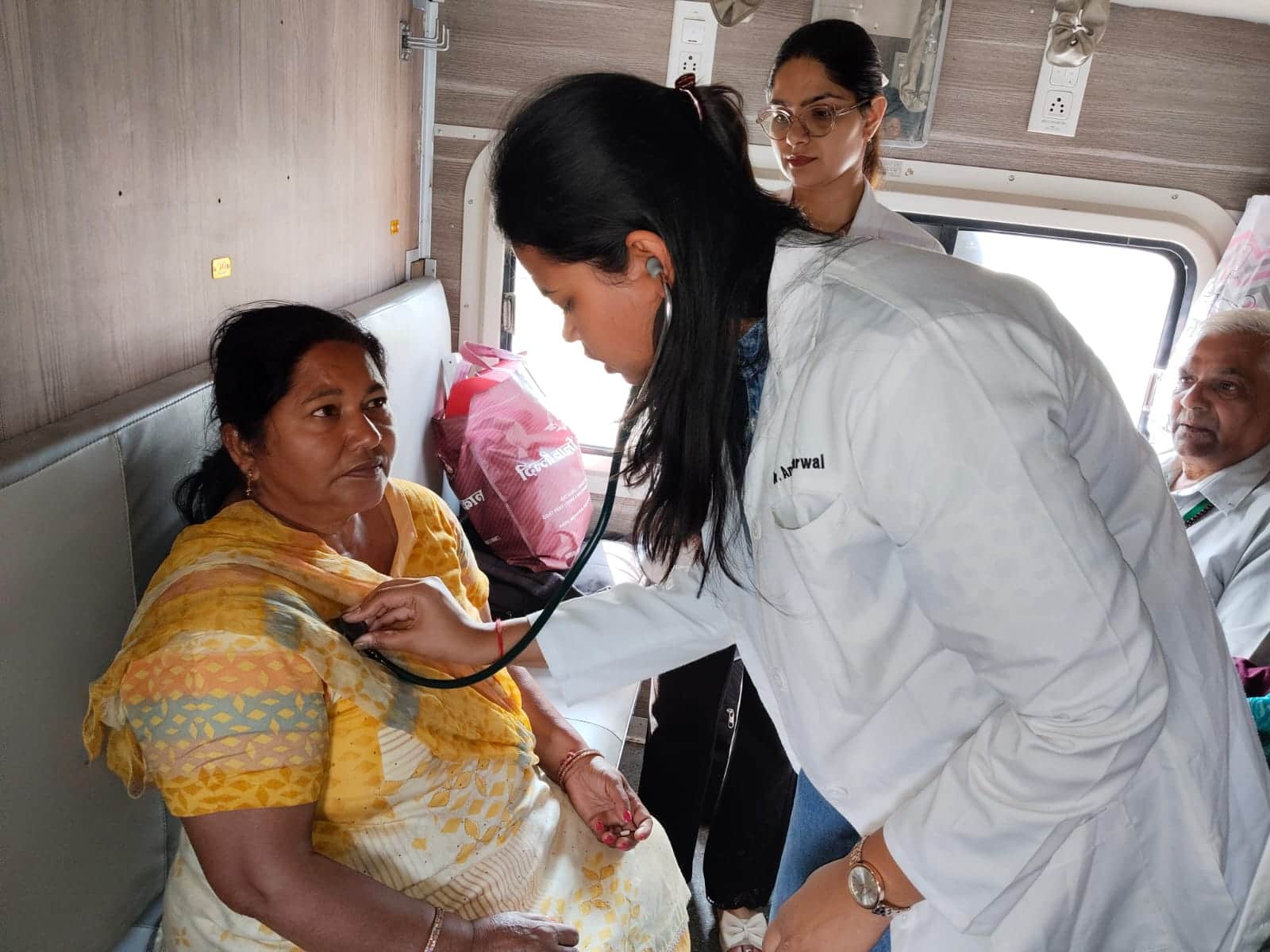 अयोध्या से अंबाला के बीच संचालित विशेष ट्रेन में श्रद्धालुओं के स्वास्थ्य की जांच करतीं डाक्टर।