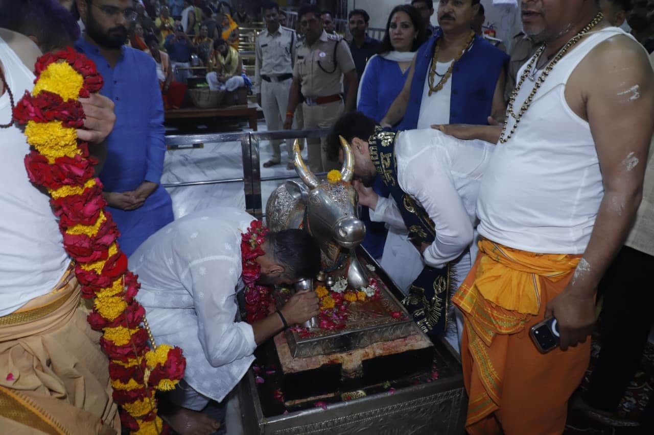 अभिनेता अक्षय कुमार, टाइगर श्रॉफ और डिंपल कपाड़िया पहुंचे बाबा महाकाल के दरबार