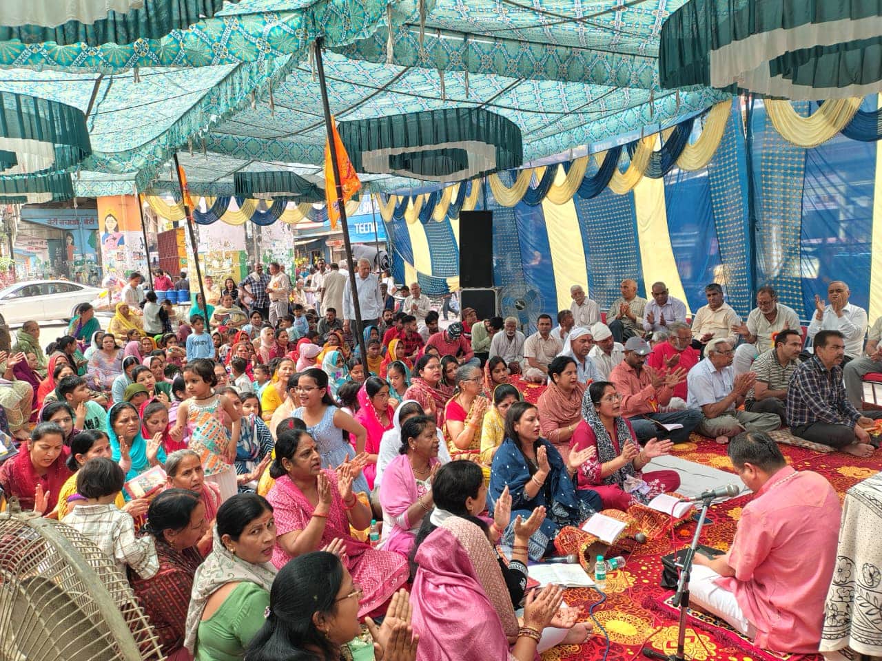 भगतसिंह चौक पर श्री सुन्दरकांड पाठ मे उपस्थित श्रद्धालु । संवाद