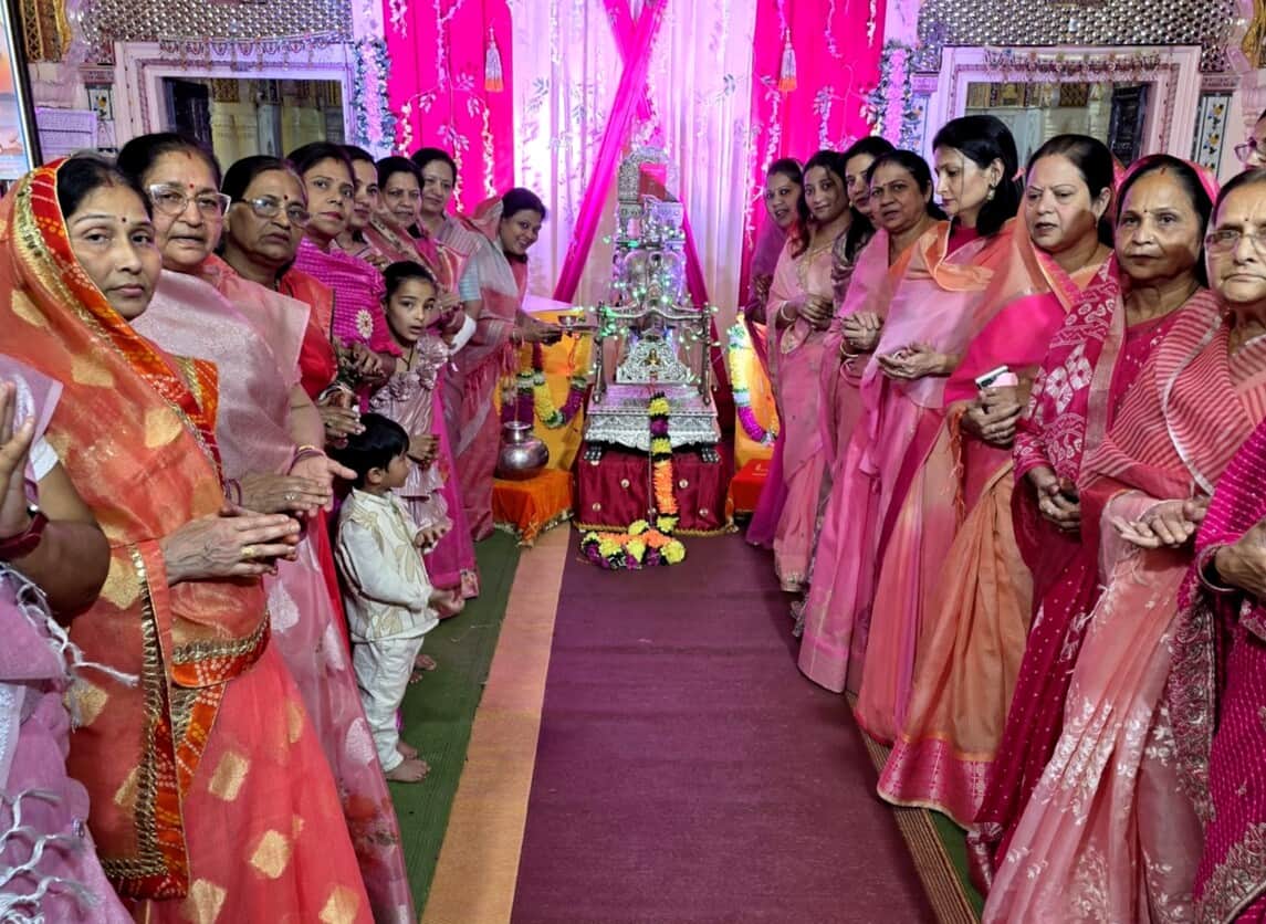 भगवान महावीर को पालना में झुलाती महिलाएं। 