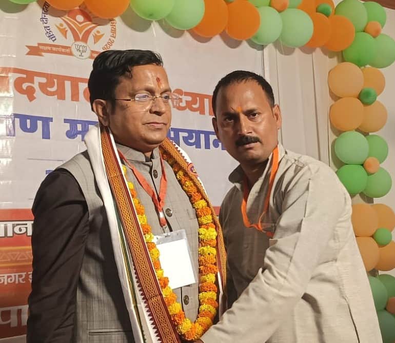 भाजपा के प्रशिक्षण में सांसद का स्वागत करते जिला महामंत्री मनीष पांडेय। स्रोत संगठन