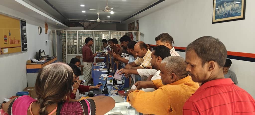 भटनी गैस एजेंसी पर कागज पर मोहर लगवाते उपभोक्ता।