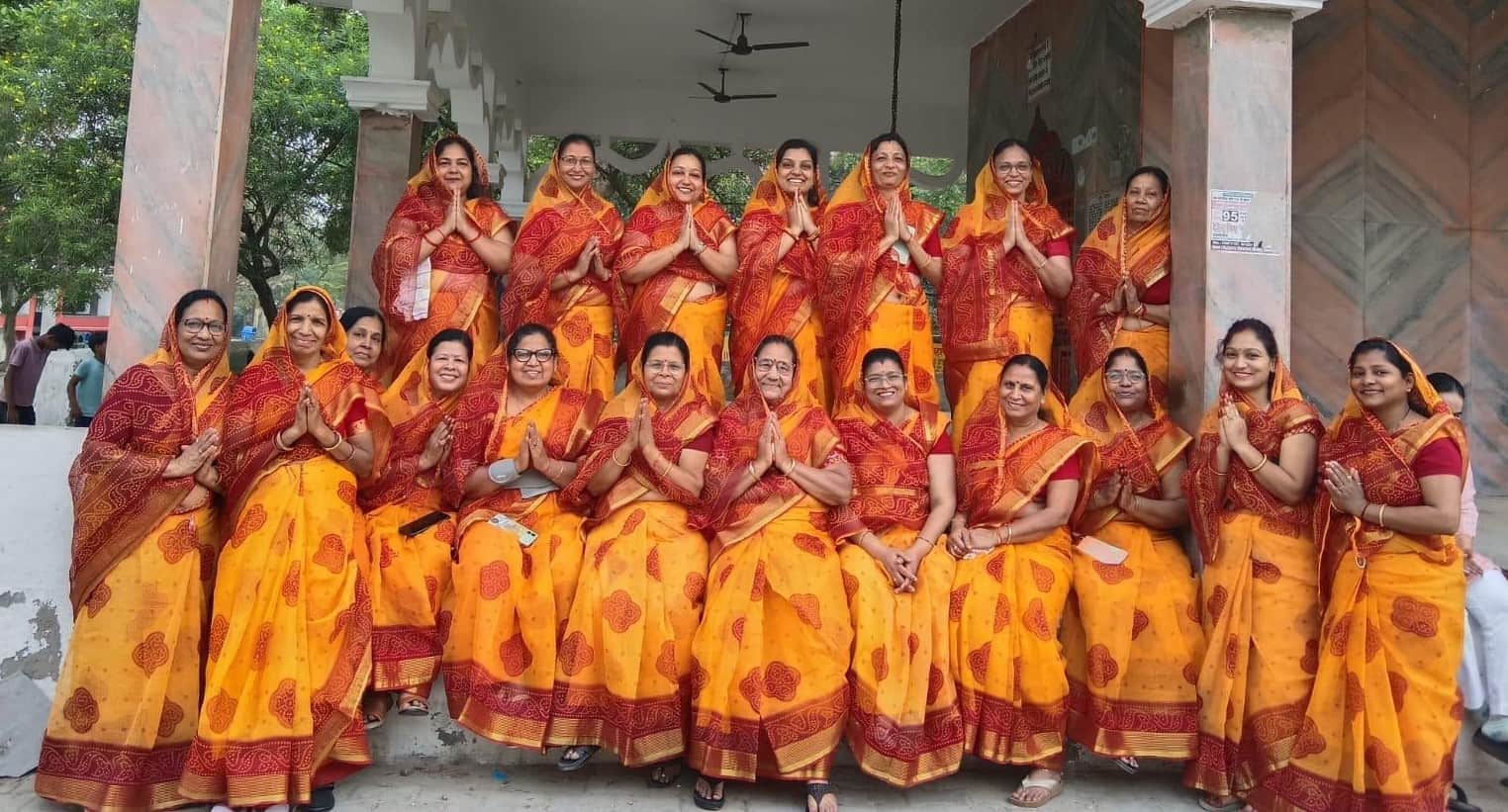 भदोही में श्री महावीर स्वामी की जयन्ती पर जुटी महिलाएं। स्रोत संगठन