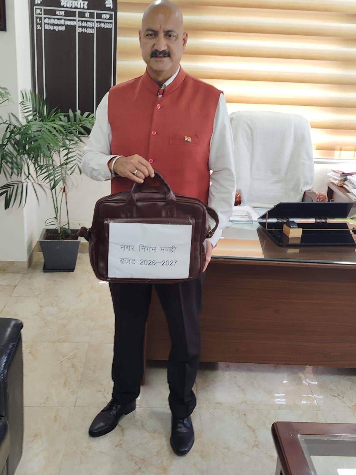 बजट पेश करने के लिए जाते हुए नगर निगम के महापौर वीरेंद्र भट्ट शर्मा।  संवाद