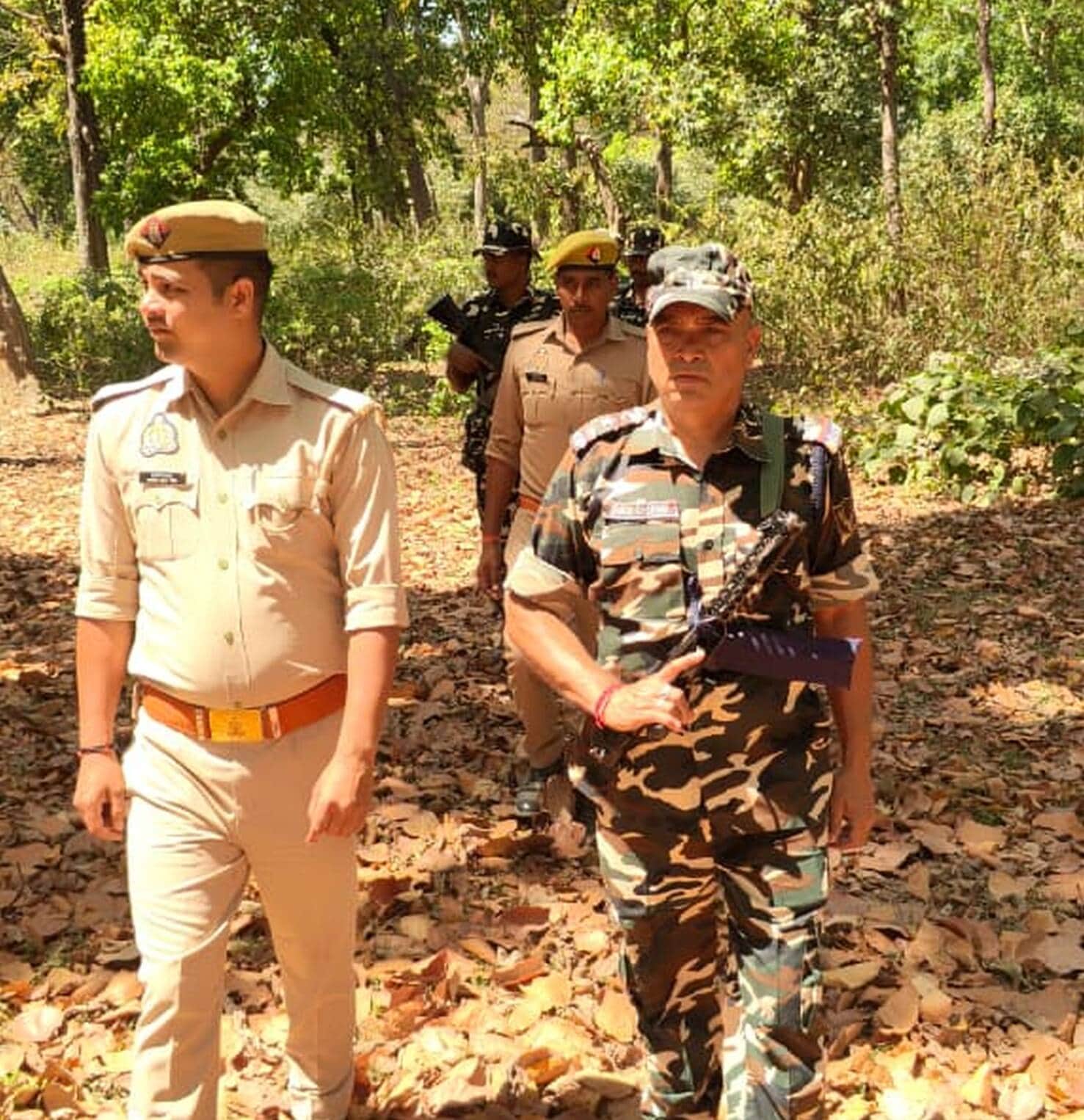 बलरामपुर के भारत-नेपाल सीमा क्षेत्र में गश्त करते पुलिस व एसएसबी के जवान ।-स्रोत: विभाग