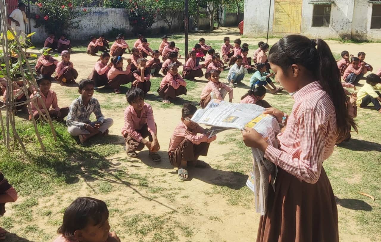 बलरामपुर के कंपोजिट विद्यालय टेंगनवार में अखबार पढ़ती छात्रा ।-संवाद