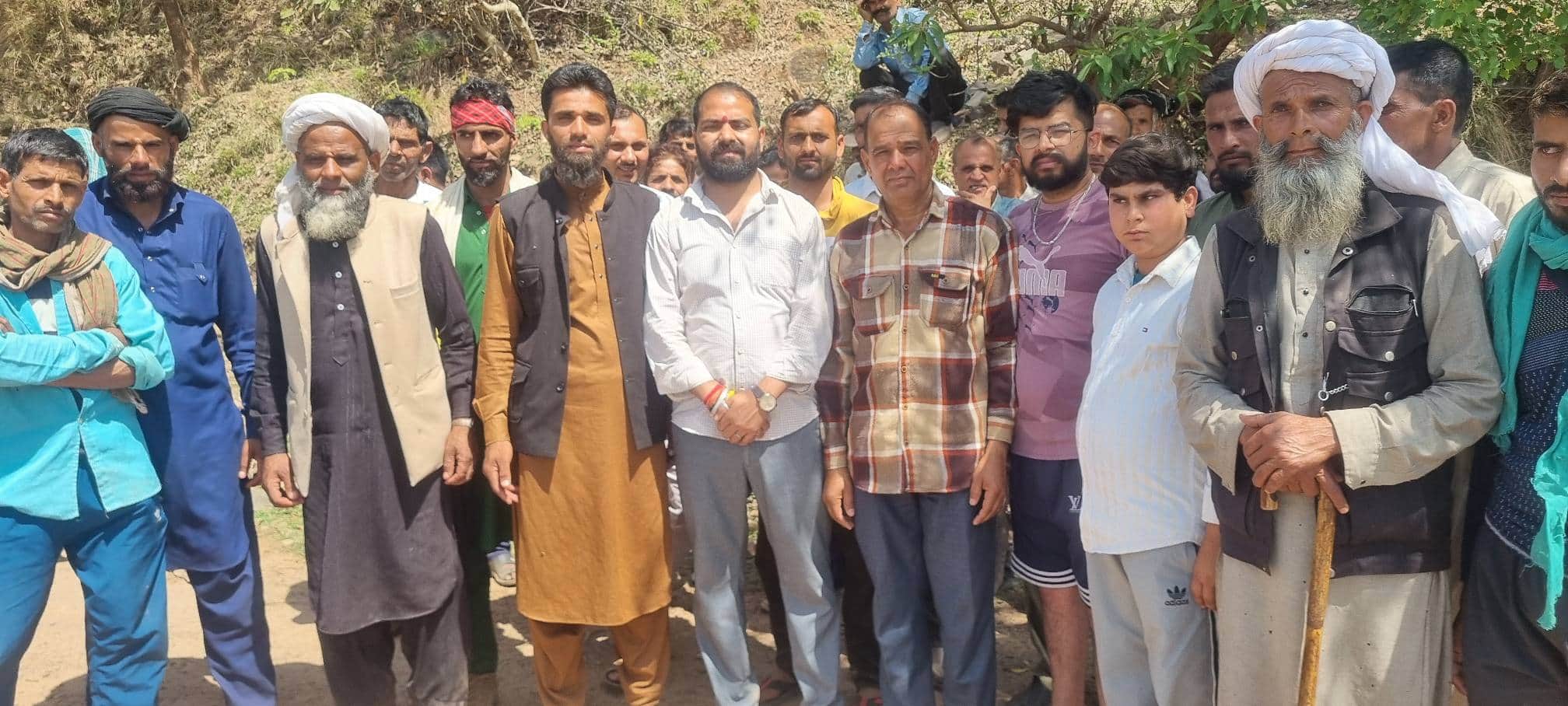 बिलावर के धनु परोल इलाके में सड़कों के काम को लेकर असंतोष जताते हुए लोगजागरूक पाठक