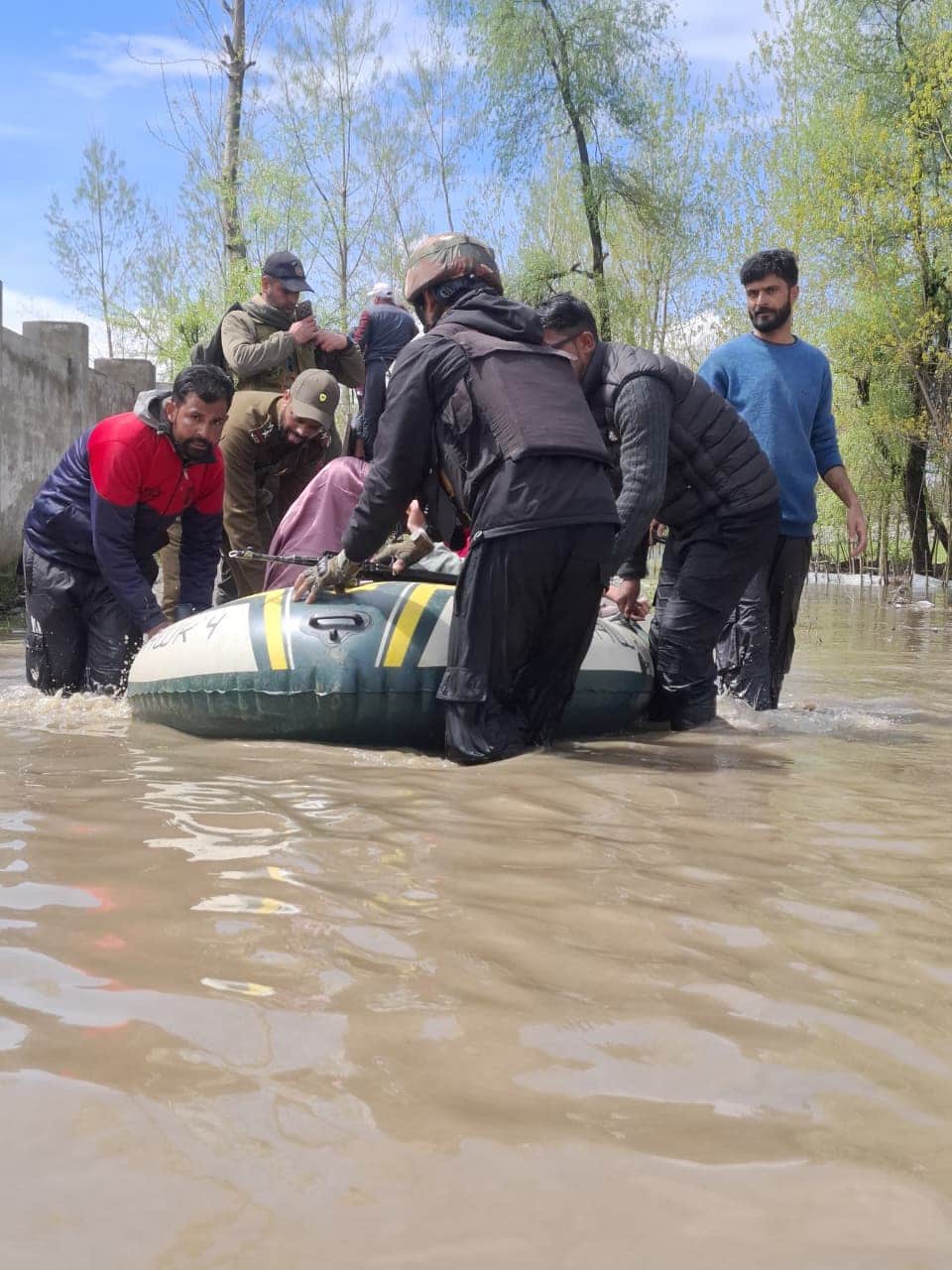 बारामुला में सेना ने बाढ़ से निकाले लोग। स्रोत सेना