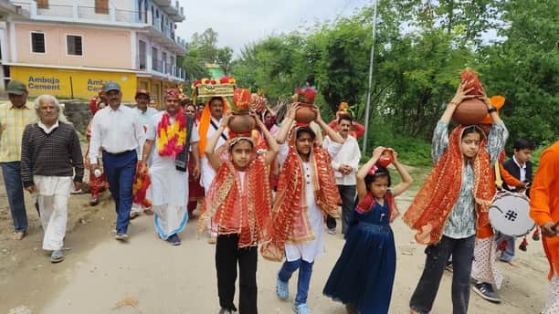 बरठीं क्षेत्र के शिव मंदिर बडग़ांव में आयोजित श्रीमद् भागवत के दौरान कलश यात्रा में शामिल होते ल