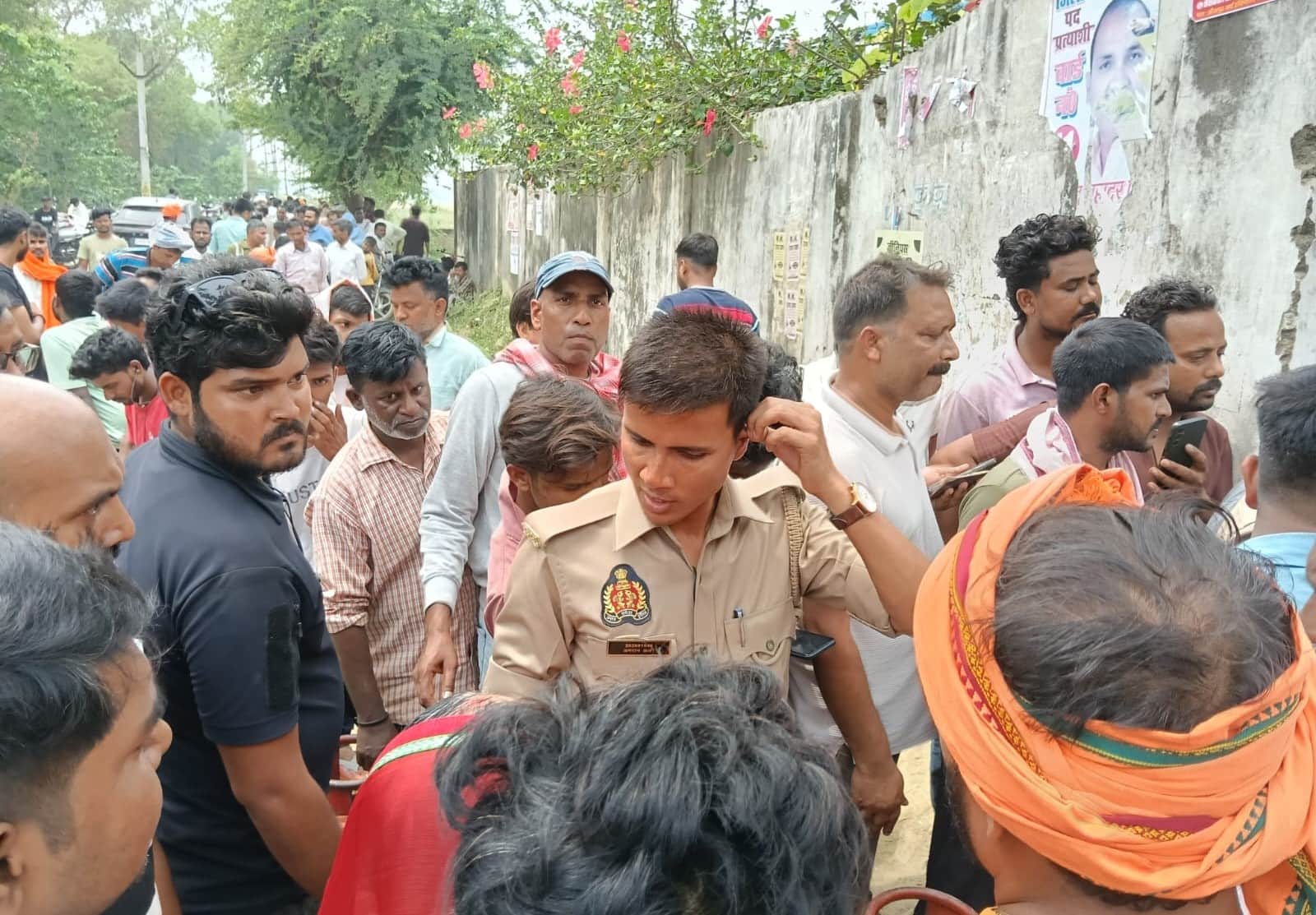 बांसडीह में सिलिंडर के लिए लगी उपभोक्ताओं की लंबी कतार।संवाद