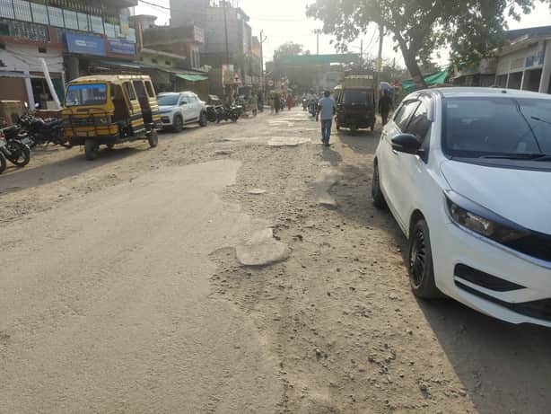 बदहाल-जर्जर कोपागंज-कसारा मार्ग।संवाद