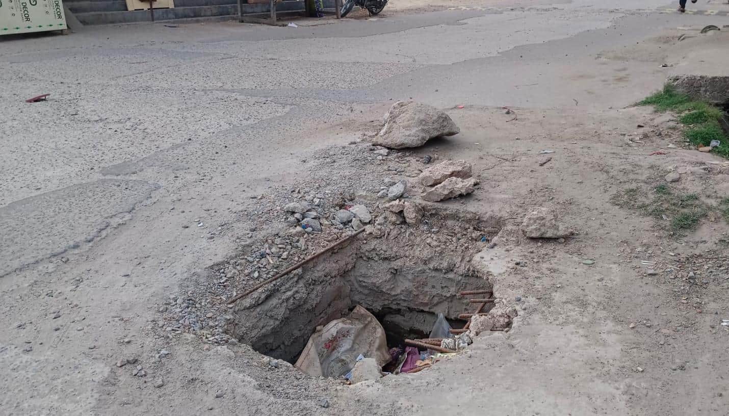 बादशाही रोड पर बना गड्ढा। संवाद