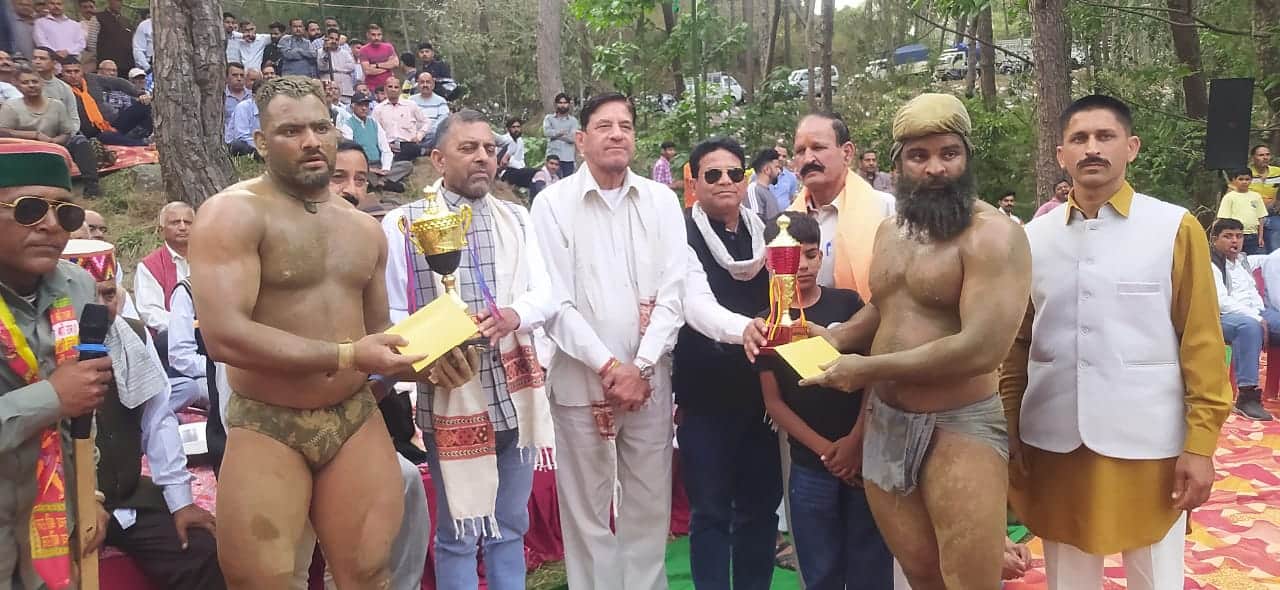 बढ़नी में आयोजित दंगल में पहलवानों को सम्मानित करते हुए आयोजक व मुख्यातिथि सुभाष ढटवालिया। स्रो