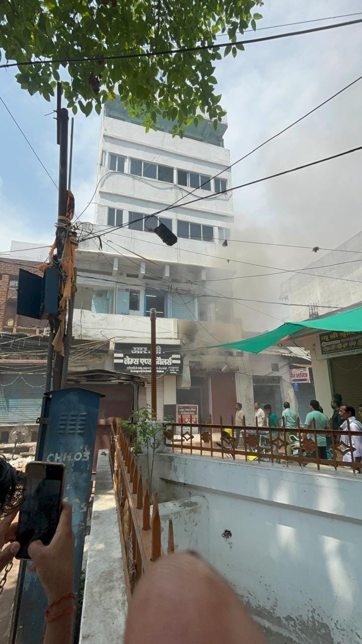 चौक बाजार की दुकान में भीषण आग