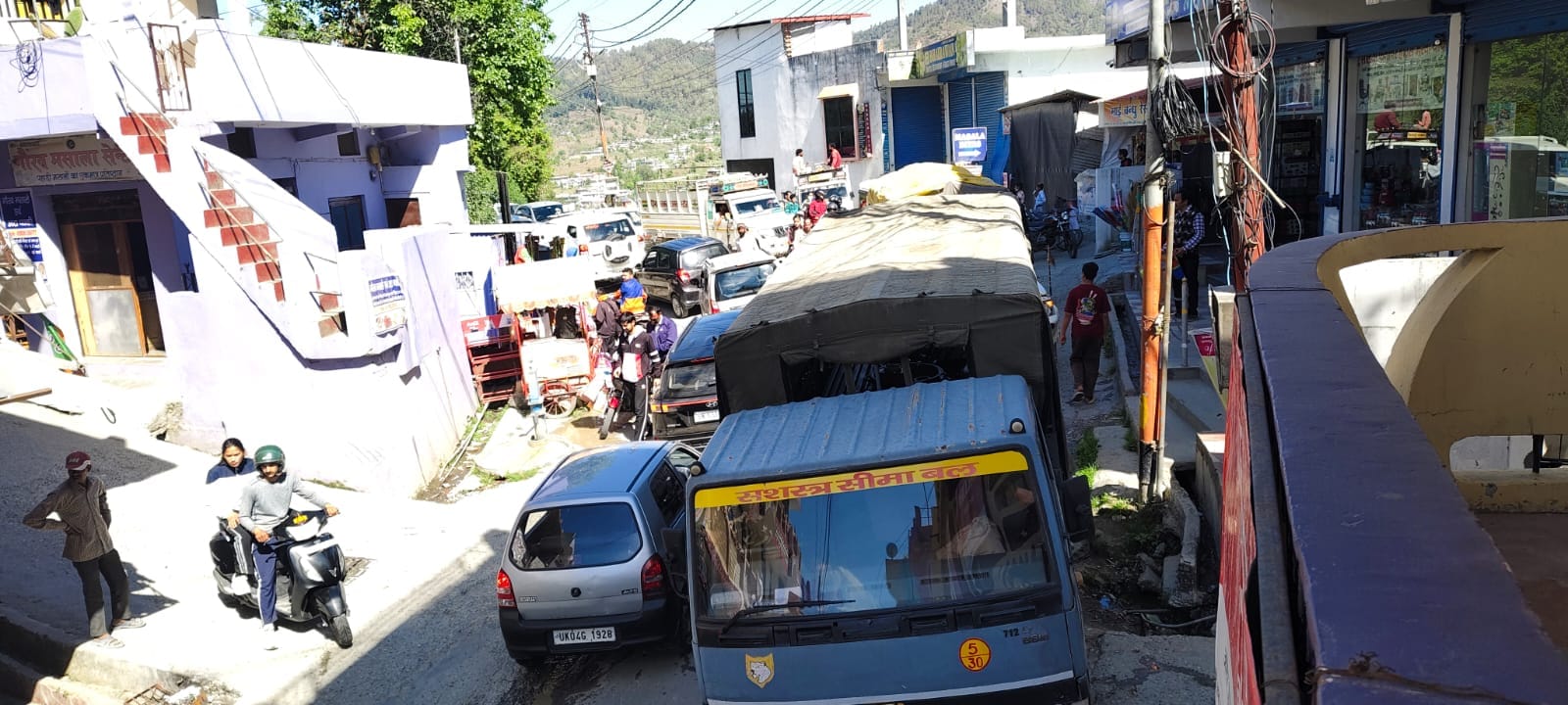 चंपावत नगर के भैरवा तिराहे पर लगा जाम। संवाद