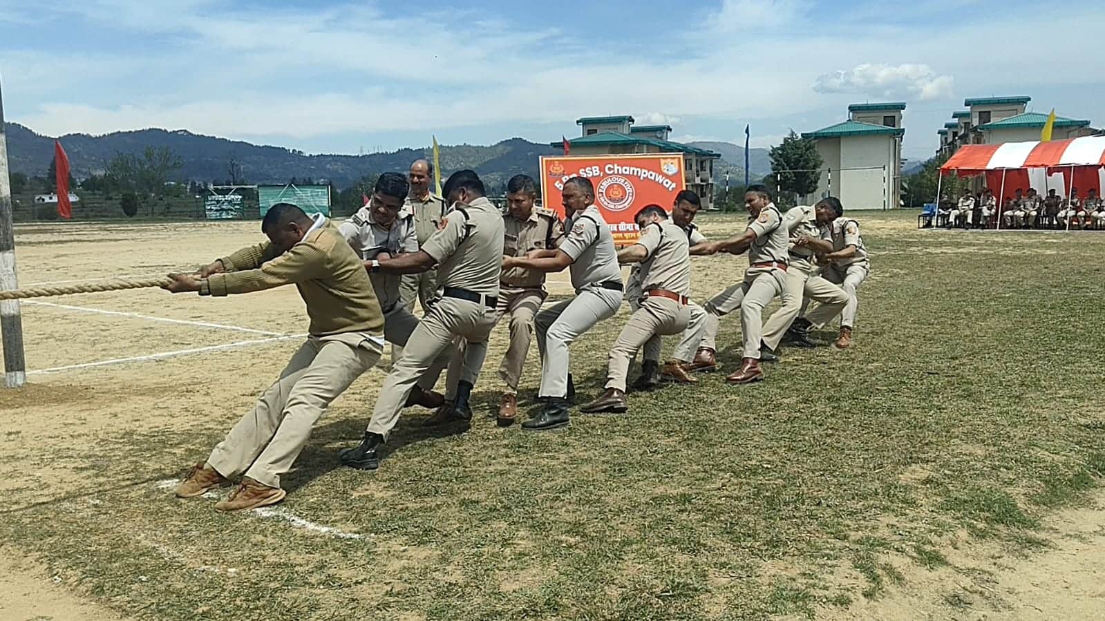 चंपावत पंचम वाहिनी परिसर में रस्साकस्सी में दमखम दिखाते हिमवीर। संवाद