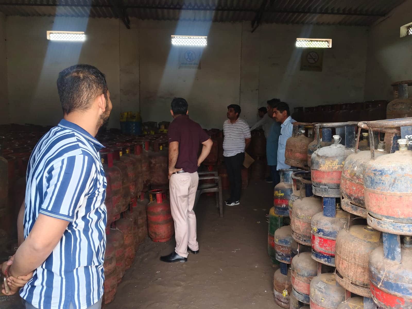छछरौली में गैस एजेंसी के गोदाम की जांच करती टीम। डीआईपीआरओ